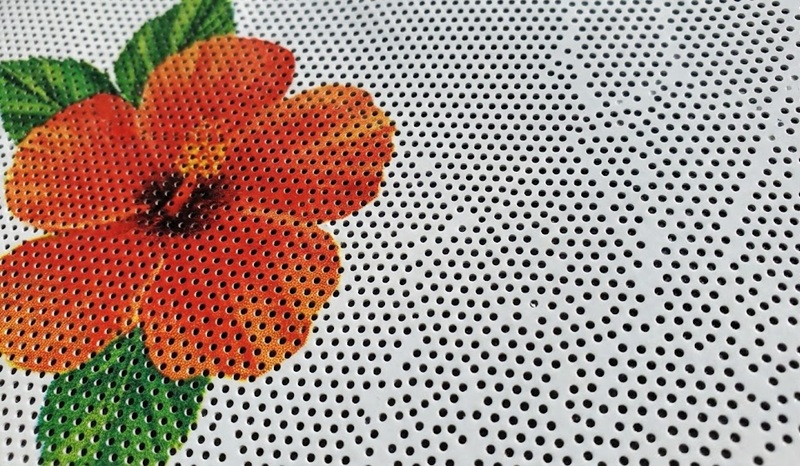 Cận cảnh bề mặt decal lưới với các lỗ nhỏ li ti