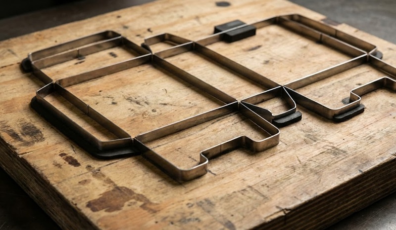 Cấu tạo khuôn bế hộp giấy gồm ván gỗ và dao thép Cấu tạo khuôn bế hộp giấy gồm ván gỗ và dao thép