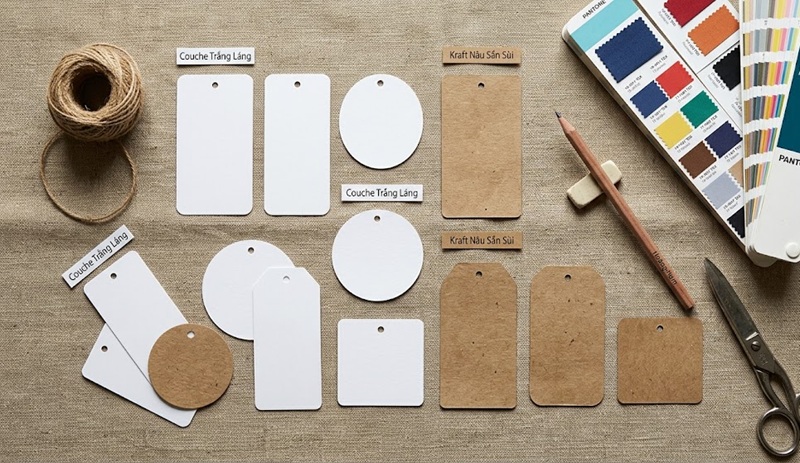 Lựa chọn chất liệu giấy Couche và giấy Kraft trong quy trình sản xuất thẻ treo quần áo