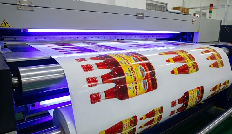 Máy in offset UV trên chất liệu decal nhựa