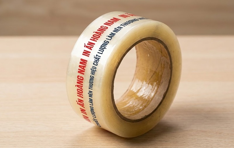 Cận cảnh cuộn băng keo in logo sắc nét tại In Ấn Hoàng Nam