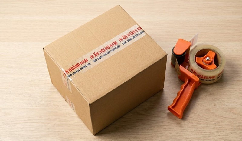 Thùng carton được dán niêm phong bằng băng keo in thương hiệu chuyên nghiệp