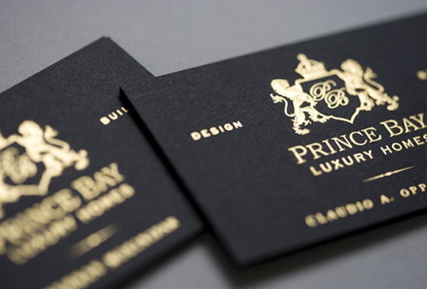 Kỹ thuật ép kim tuy không quá phức tạp nhưng lại đòi hỏi sự cẩn trọng ở từng bước – từ thiết kế đến in ấn và hoàn thiện. Chỉ cần bạn để ý một chút những lưu ý trên, chắc chắn sản phẩm của bạn sẽ tỏa sáng và ghi điểm tuyệt đối trong mắt người nhìn.