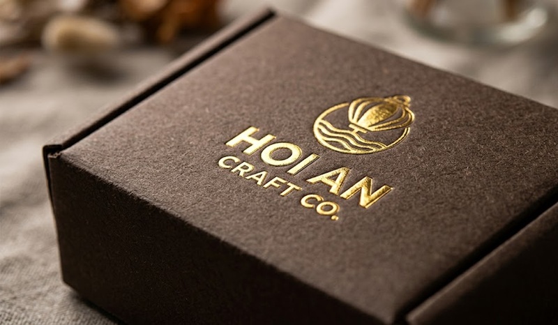 Kỹ thuật gia công ép kim vàng dập nổi logo trên bề mặt hộp giấy Kraft Kỹ thuật gia công ép kim vàng dập nổi logo trên bề mặt hộp giấy Kraft