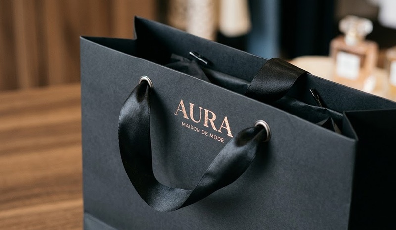 Gia công ép kim logo và xỏ quai dây satin trên túi giấy thời trang cao cấp Gia công ép kim logo và xỏ quai dây satin trên túi giấy thời trang cao cấp