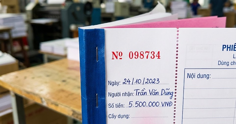 Quy trình gia công chạy số nhảy mực đỏ và cấn răng cưa mượt mà trên phiếu thu 2 liên