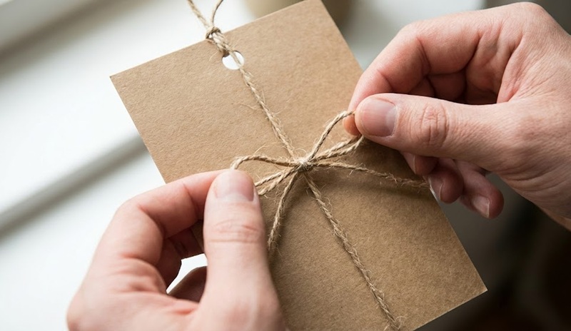 Gia công thắt nơ dây thừng cho thiệp cưới kraft