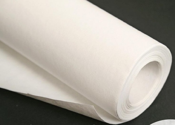Tóm lại, nếu bạn cần một loại giấy có thể "chịu đòn", bền bỉ theo thời gian, và ứng dụng được trong nhiều hoàn cảnh là lựa chọn hoàn hảo. Trong khi đó, giấy thông thường lại phù hợp hơn với nhu cầu sử dụng hằng ngày, không đòi hỏi quá nhiều về độ bền hoặc tính thẩm mỹ cao.