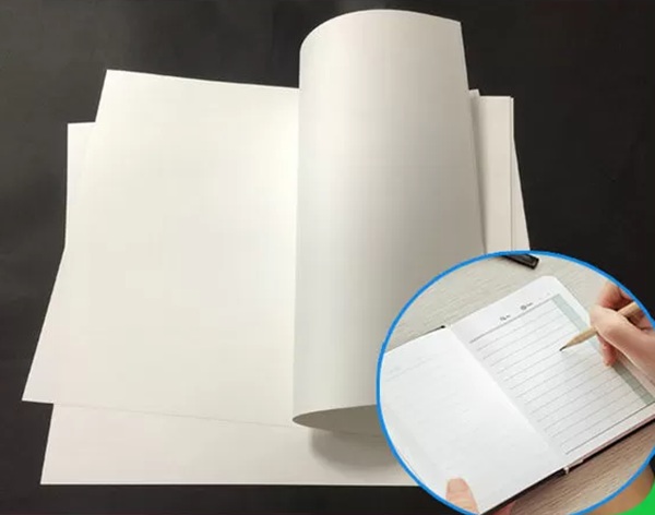 Đằng sau sự bền bỉ và “thần kỳ” của giấy không rách, không thấm nước là cả một quy trình công nghệ hiện đại cùng sự lựa chọn kỹ lưỡng về vật liệu. Đây không còn là loại giấy thông thường được làm từ sợi gỗ nữa, mà là sự kết hợp giữa công nghệ polymer và kỹ thuật in ấn tiên tiến. Hãy cùng khám phá xem loại giấy này được làm từ gì và sản xuất như thế nào nhé!