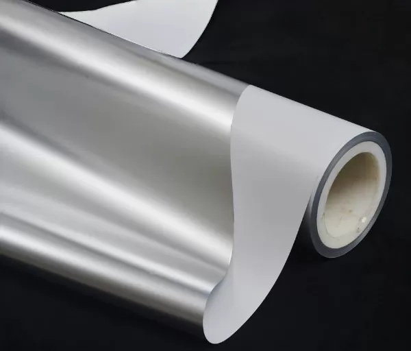 Mặc dù giấy Metalized Paper có nhiều ưu điểm vượt trội, nhưng vẫn tồn tại một số nhược điểm mà người tiêu dùng và doanh nghiệp cần cân nhắc khi lựa chọn loại vật liệu này.