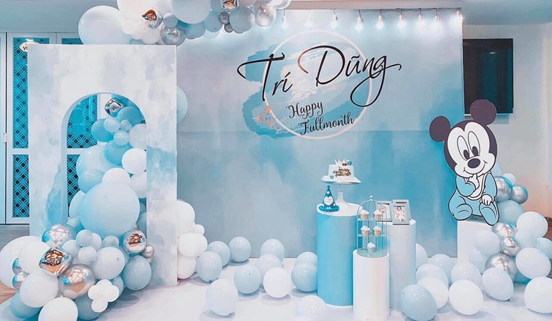 Trong bối cảnh tiệc sinh nhật, backdrop không chỉ đơn thuần là một yếu tố trang trí mà còn là một phần quan trọng tạo nên không khí và dấu ấn cho sự kiện. Qua bài viết này, chúng ta đã khám phá tầm quan trọng, các loại backdrop phổ biến, cách chọn màu sắc và chủ đề, ý tưởng theo từng lứa tuổi, cũng như cách tạo điểm nhấn và chất liệu in phù hợp.