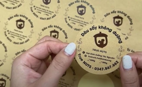 In decal giấy kraft có thể mang lại nhiều lợi ích cho quảng cáo và marketing, nhưng chi phí in ấn cũng là một yếu tố quan trọng cần cân nhắc. Dưới đây là một số mẹo giúp bạn tối ưu hóa chi phí mà vẫn đảm bảo chất lượng sản phẩm.