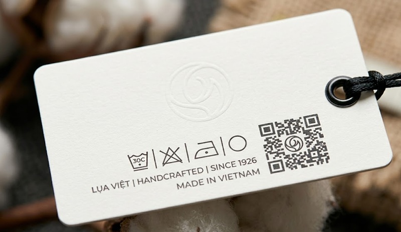 In mặt sau thẻ treo quần áo tích hợp mã QR Code rõ nét In mặt sau thẻ treo quần áo tích hợp mã QR Code rõ nét