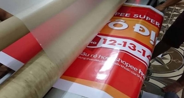 Mỗi loại in PP có ưu điểm riêng và phù hợp với từng mục đích khác nhau. Nếu bạn cần in poster quảng cáo trong nhà, có thể chọn in PP có keo hoặc không keo.