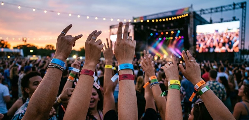 In vòng tay sự kiện với nhiều màu sắc nổi bật giúp ban tổ chức dễ dàng phân loại khách mời V.I.P và vé thường.