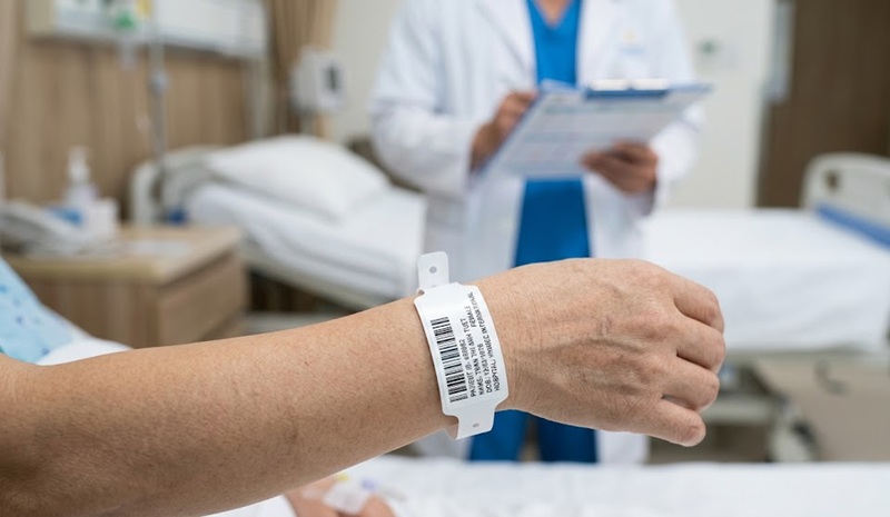In vòng tay y tế bằng giấy giúp bệnh viện định danh bệnh nhân chính xác, chống tráo đổi và bảo mật thông tin tuyệt đối.