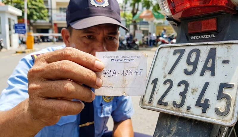 Kiểm tra đối chiếu vé xe và biển số xe trước khi cho ra Kiểm tra đối chiếu vé xe và biển số xe trước khi cho ra