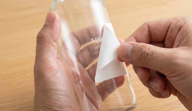 Hướng dẫn cách dán tem decal trong lên chai tròn không bị nhăn