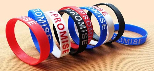 Sử dụng vòng tay cao su theo yêu cầu không chỉ đơn giản là để đeo cho đẹp, mà còn mang đến vô số lợi ích thiết thực mà bạn có thể chưa ngờ tới