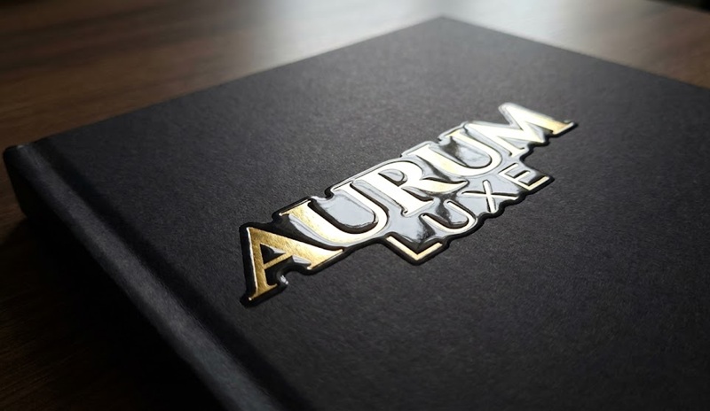 Cận cảnh lớp phủ UV định hình bóng loáng trên bìa catalogue