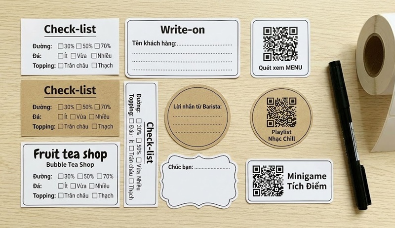 Mẫu tem dán ly trà sữa thông minh có ô check-list lượng đường đá và mã QR Code tương tác.