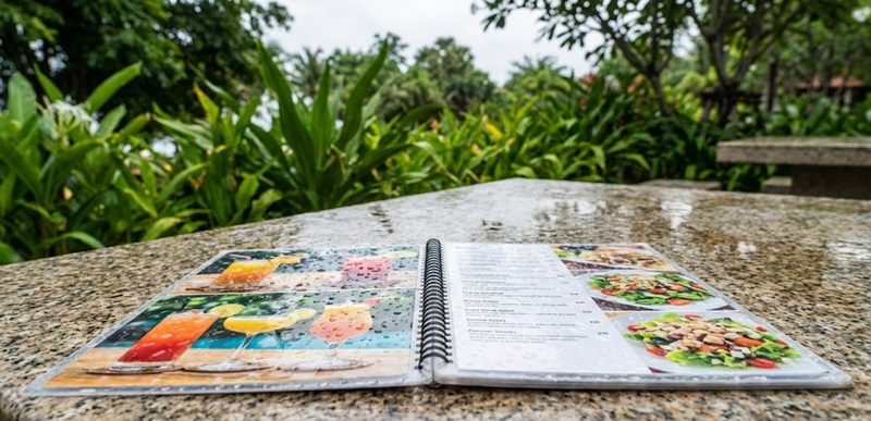 In menu nhựa PVC chống nước tuyệt đối cho quán cafe sân vườn