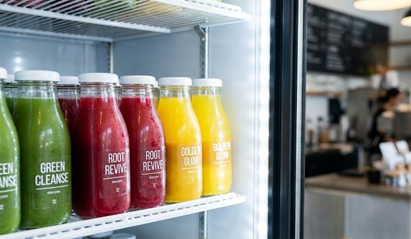 Các loại nước ép detox dán tem trong suốt đẹp trong tủ mát Các loại nước ép detox dán tem trong suốt đẹp trong tủ mát