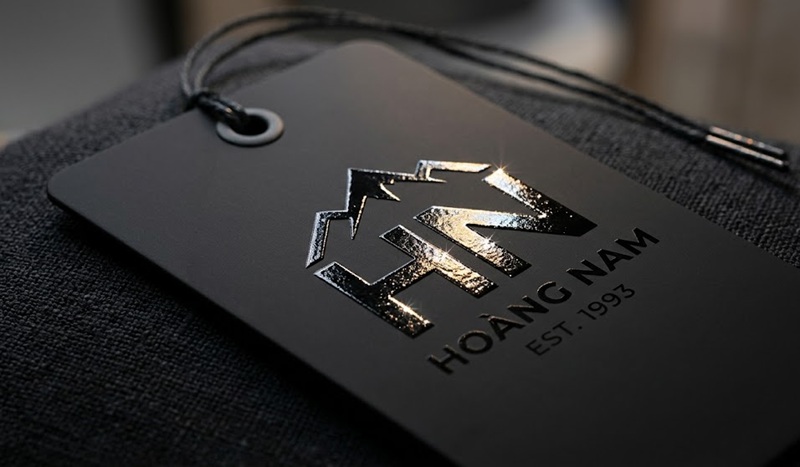 Kỹ thuật phủ UV định hình cao cấp trong quy trình sản xuất thẻ treo quần áo