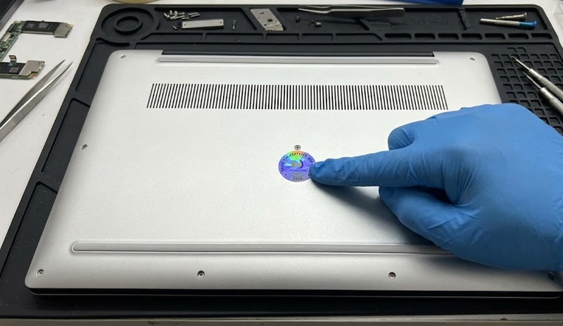 Vị trí dán tem bảo hành trên ốc vít laptop