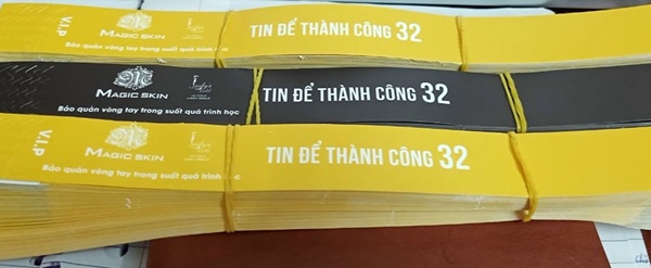 Vòng đeo tay bằng giấy dai không chỉ đơn thuần là một món phụ kiện handmade dễ thương mà còn là biểu tượng của sự sáng tạo, cá tính và thân thiện với môi trường. Qua việc tự tay làm một chiếc vòng giấy, bạn không chỉ tạo ra một sản phẩm mang đậm dấu ấn cá nhân mà còn có cơ hội rèn luyện sự khéo léo, kiên nhẫn và khám phá niềm vui trong từng bước thủ công.