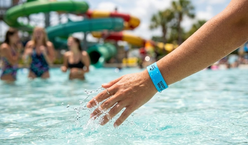 Vòng tay giấy dùng 1 lần chống thấm nước hiệu quả được trẻ em đeo khi vui chơi tại công viên nước, không bị rách hay phai màu khi tiếp xúc nước lâu ngày.